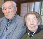 戦時中を振り返る吉峯睦子さん（右）幸一さん＝南さつま市加世田唐仁原