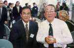 京都賞受賞者講演会の際の稲盛和夫さん（右）と野崎勉さん＝１９９９年、鹿児島市の鹿児島大稲盛会館