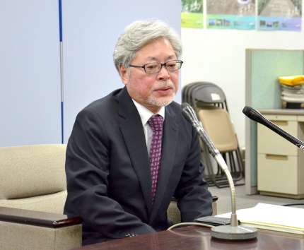 アフガニスタン人一家の到着を報告する「救う会」の立石尚之さん＝２８日、県庁