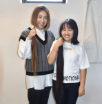 ヘアドネーションのためカットした髪を手に笑顔の松崎智美さん（左）と娘の絆笑さん＝薩摩川内市永利町