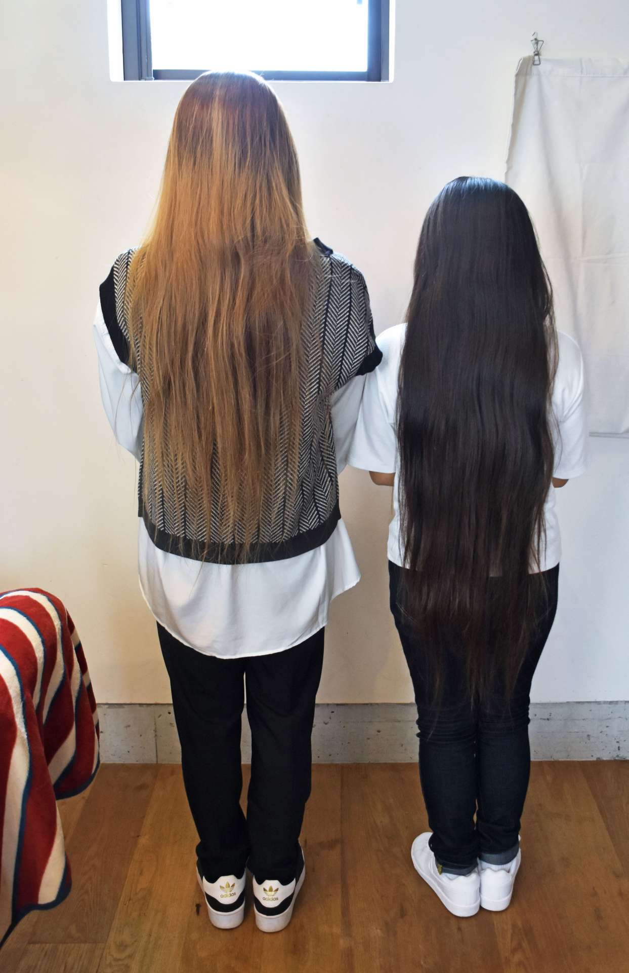 髪を切る前の松崎智美さん（左）と娘の絆笑さん。６年間伸ばした髪は腰下まで届く＝薩摩川内市永利町