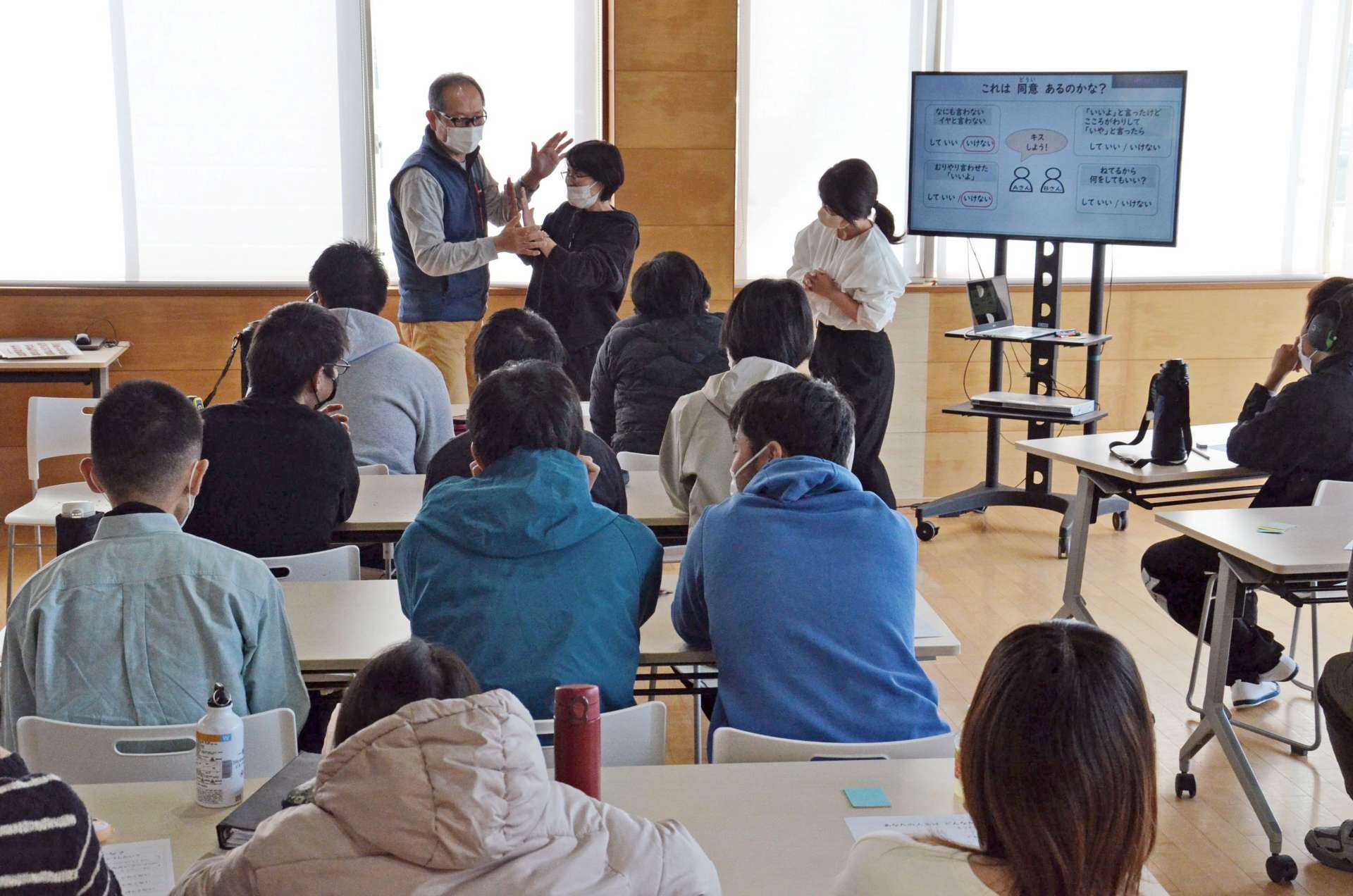 性的同意について学ぶ学生たち＝鹿児島市のユーススコラ鹿児島