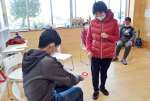 性的同意についてゲーム形式で学ぶ学生＝鹿児島市のユーススコラ鹿児島