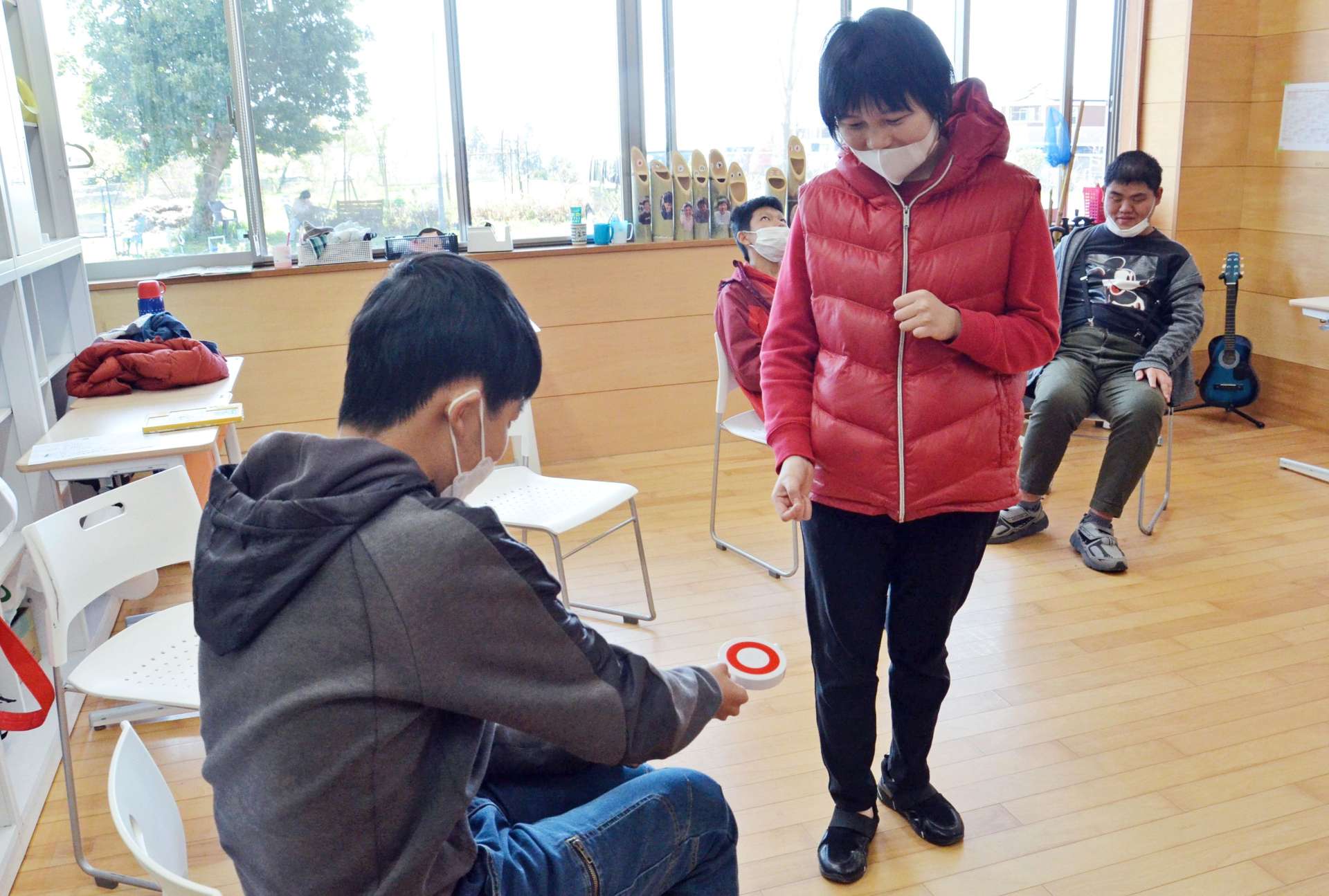 性的同意についてゲーム形式で学ぶ学生＝鹿児島市のユーススコラ鹿児島