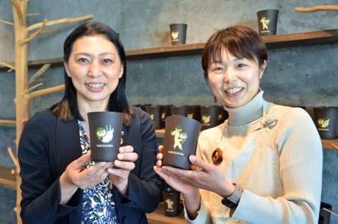 「森のタンブラー屋久杉」の完成を喜ぶアサヒユウアスの高森志文社長（左）と武田館の金田幸代取締役