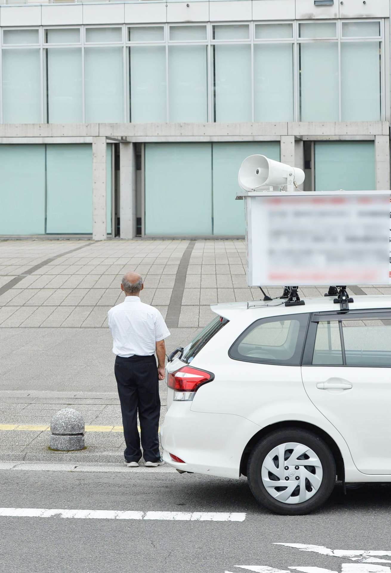 【資料写真】選挙カーの横で街頭演説する候補者（写真と本文は関係ありません。画像の一部を加工してあります）