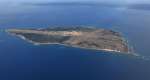 １月に自衛隊基地の本体工事が始まった西之表市馬毛島。奥は種子島＝１月１２日（本社チャーター機から）