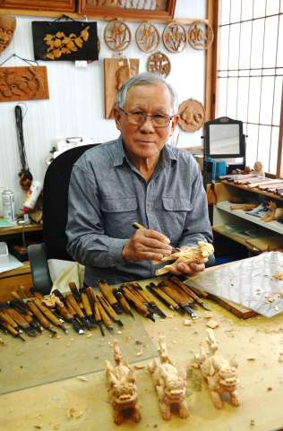 「獅子」の彫刻に精を出す田中志昇さん＝南九州市川辺町平山