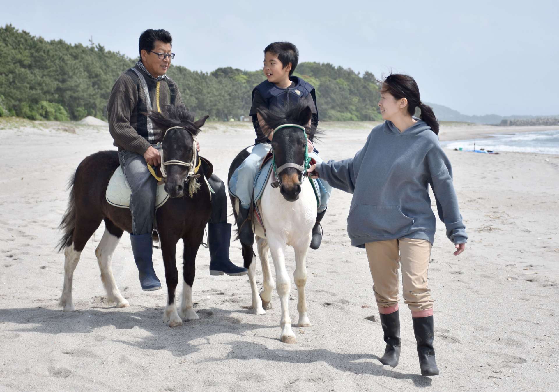 浜競馬を前にポニーとともに調整する関係者ら＝１６日、いちき串木野市の照島海岸