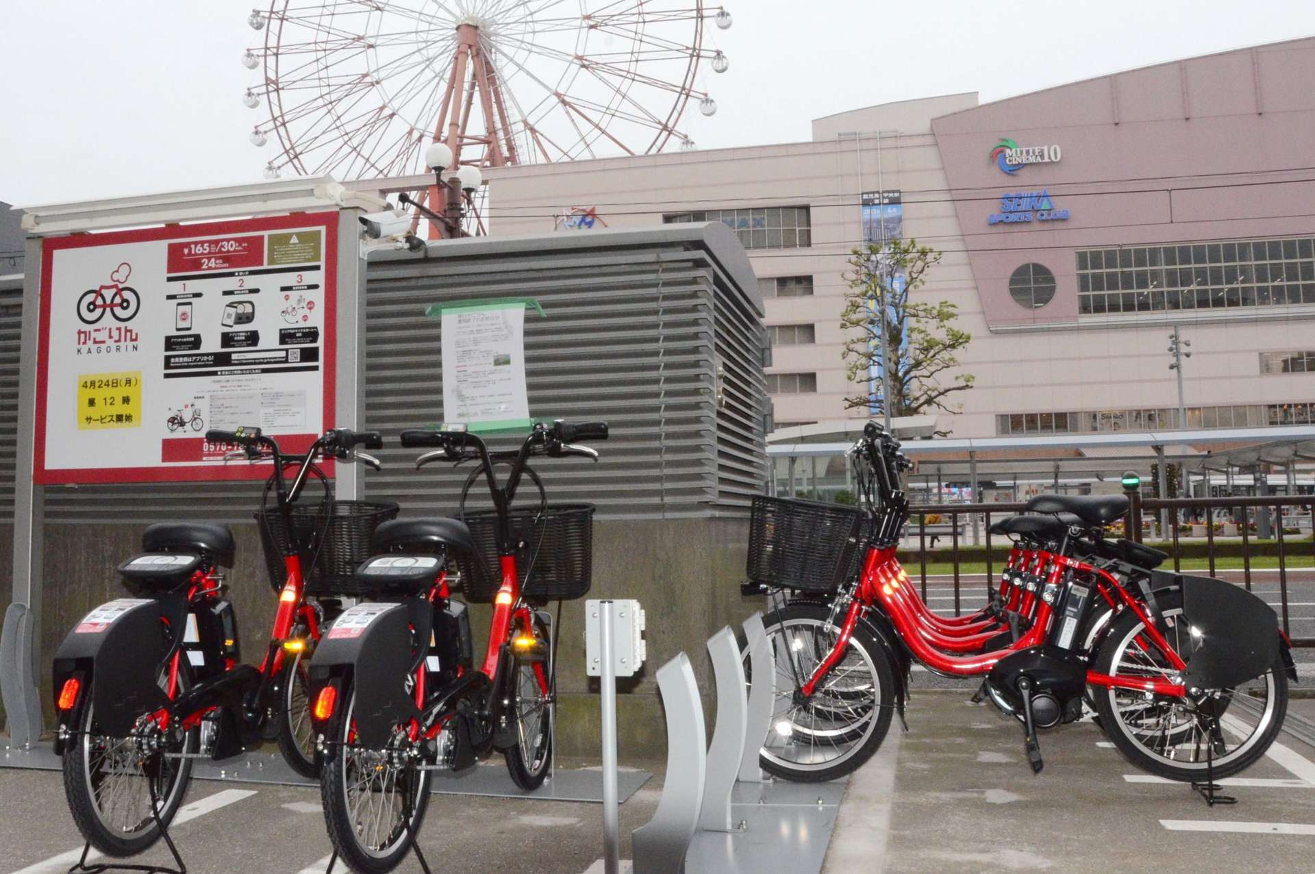 鹿児島中央駅東口付近に設置された新かごりん＝鹿児島市中央町