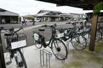 南九州市の電動アシスト自転車シェアサイクル「茶巡（チャーリー）」＝２１日、同市の知覧平和公園