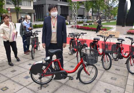 運用開始式で公開された鹿児島市の「かごりん」＝２４日、鹿児島市易居町