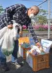 トイレタリー製品のプラスチック容器を分別する地域住民＝薩摩川内市中郷４丁目