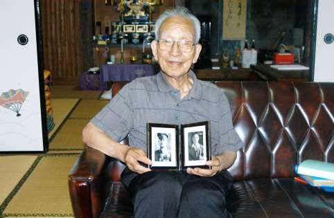 部隊長の大竹元治少佐ら恩人の写真を手にする高田俊秀さん