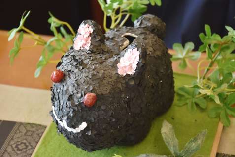 【アップ画像】幸凛さんが作ったアマミノクロウサギをかたどった貯金箱＝奄美市役所