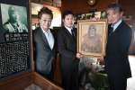 調所一郎さん（右）から肖像画を受け取るホタル館の鳥浜拳大館長（中央）とトメさんの孫赤羽潤さん＝２日、南九州市知覧