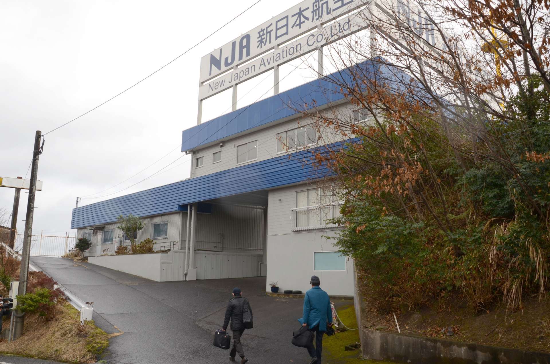 新日本航空を立ち入り調査する運輸安全委員会の航空事故調査官＝２０２２年１月、霧島市隼人