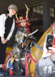 甲冑を着て、かっこよくポーズをとる来場者＝４月２３日、薩摩川内市の甲冑工房丸武