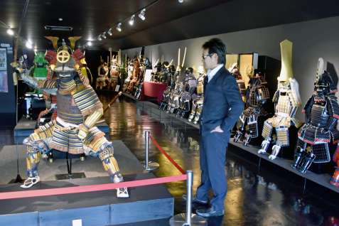 戦国武将などの甲冑がずらりと並ぶ資料館＝薩摩川内市の甲冑工房丸武