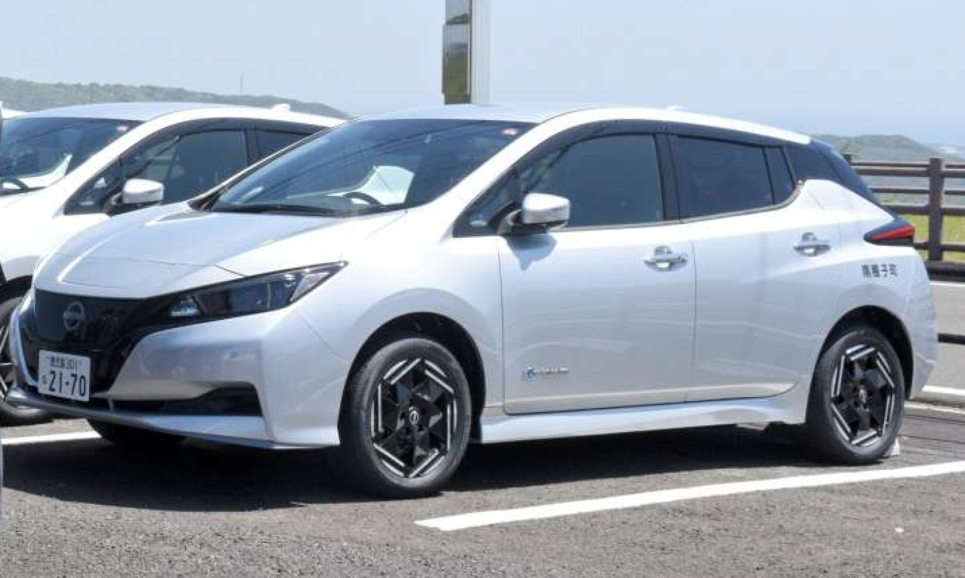公用車として導入した電気自動車に試乗した園児や関係者＝南種子町中之下