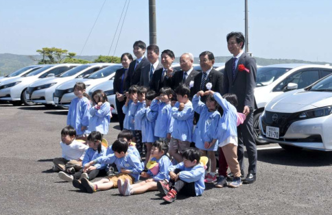 電気自動車に試乗した園児や関係者＝南種子町中之下