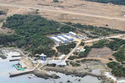 基地整備では種子島を含め最大約６０００人の工事関係者が滞在する＝１月１２日、西之表市馬毛島（本社チャーター機から）