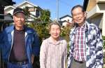 熊本県玉名市に残る薩軍兵の墓石を調査した宮川英明さん（右）と弓場廣行さん（左）、大内山節子さん＝４月、姶良市加治木