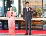 開業セレモニーでトークセッションする沢村一樹さんと里アンナさん＝１６日、鹿児島市のシェラトン鹿児島