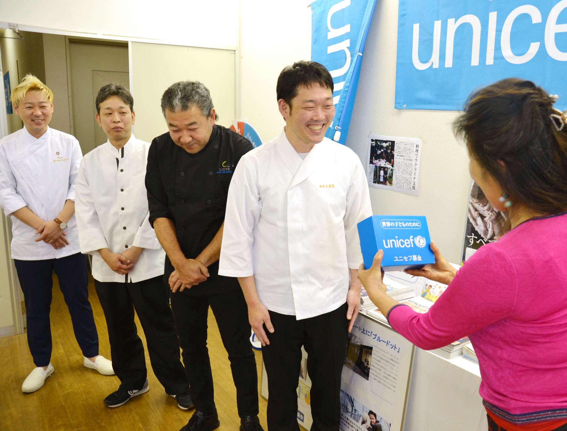 鹿児島県ユニセフ協会に寄付した前田俊弥さん（左から３番目）ら有志＝４月、鹿児島市東千石町