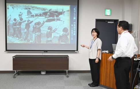 現役の語り部から研修を受ける松山尚子さん＝２５日、南九州市の知覧特攻平和会館