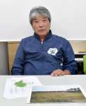 馬毛島に所有する土地の写真を前に、思いを語る森勝幸さん（地図付き）