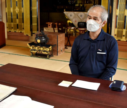 取材に応じる上原信園長＝５月２４日、姶良市西餅田