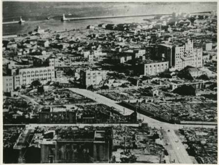 焼け野原になった鹿児島市街地。中央奥が堀江町方面＝１９４５年１１月１０日（平岡正三郎さん撮影）