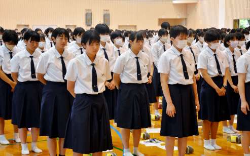 慰霊式で黙とうする生徒＝１４日、鹿児島市の鹿児島女子高校