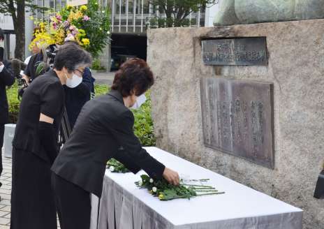 「人間之碑」に献花する参列者＝１７日、鹿児島市易居町のみなと大通り公園