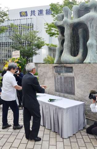 （別カット）「人間之碑」に献花する参列者＝１７日、鹿児島市易居町のみなと大通り公園