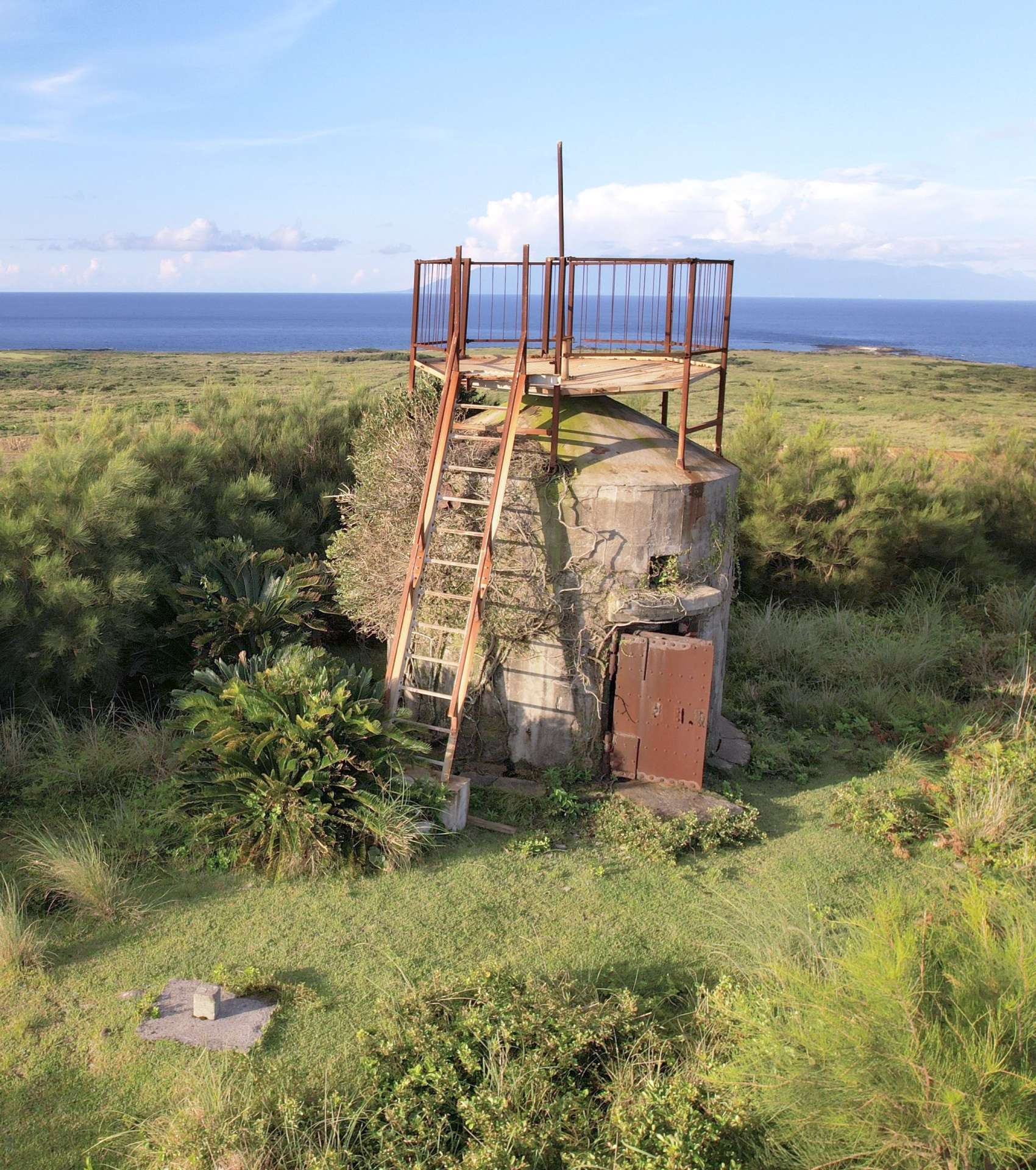 自衛隊基地整備に伴い、解体される馬毛島のトーチカ＝２０２２年８月（小型無人機で撮影）
