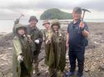 発掘後、獅子島の海岸でポーズを決める（左から）アーサーさん、たけるさん、ショーゴさん、サクラさん、筆者＝５月６日、長島町