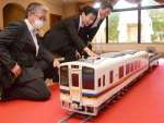 肥薩おれんじ鉄道のミニトレインに見入る株主ら＝２９日、熊本県八代市
