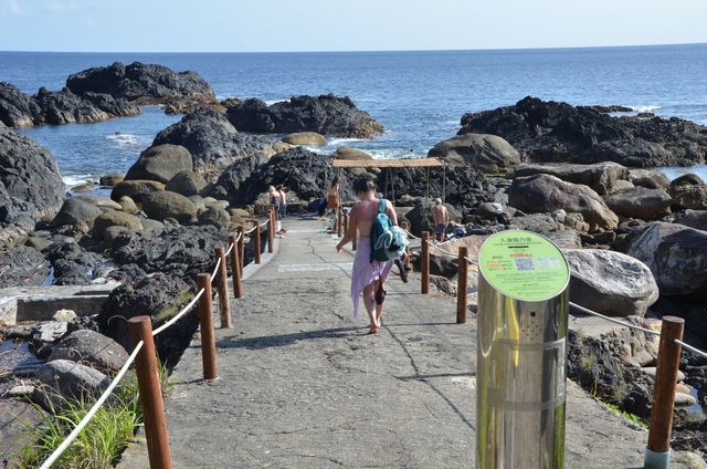 干潮時に現れる湯船に続く温泉の入り口