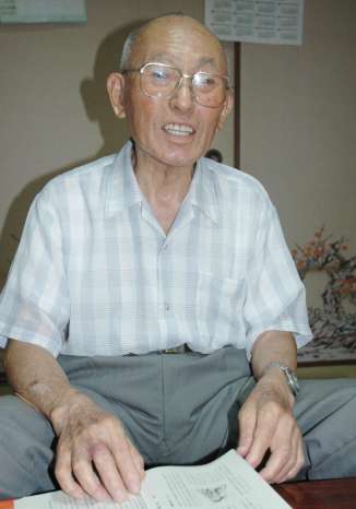 「生き抜く。その一念だった」と振り返る荒木信さん＝日置市伊集院町飯牟礼