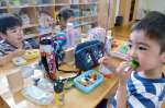 弁当を頬張る園児ら＝６月下旬、鹿児島市の敬愛幼稚園