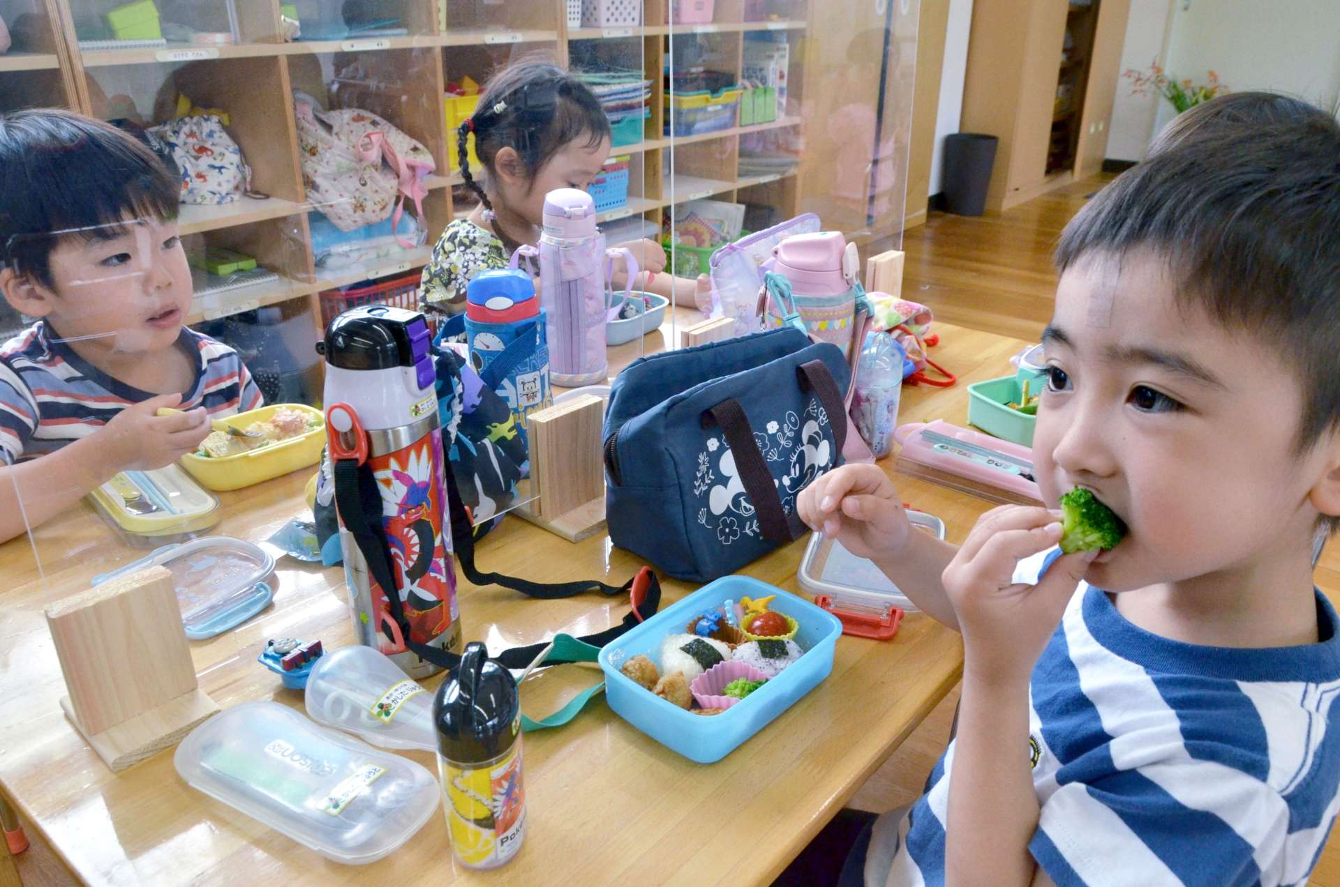 弁当を頬張る園児ら＝６月下旬、鹿児島市の敬愛幼稚園