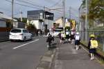 隈之城小学校前の県道は、登校時間に児童や自転車通学の中高生、自動車が多く行き交う＝薩摩川内市隈之城町（画像の一部を加工しています）
