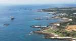 仮設桟橋の形が見え始めた島の東側＝１０日午前（小型無人機で撮影）