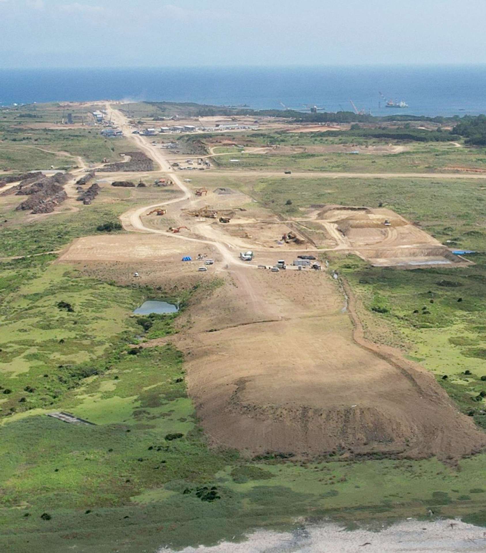 島の中央部には工事関係の車両や資材がずらりと並ぶ＝１０日午前（小型無人機で撮影）
