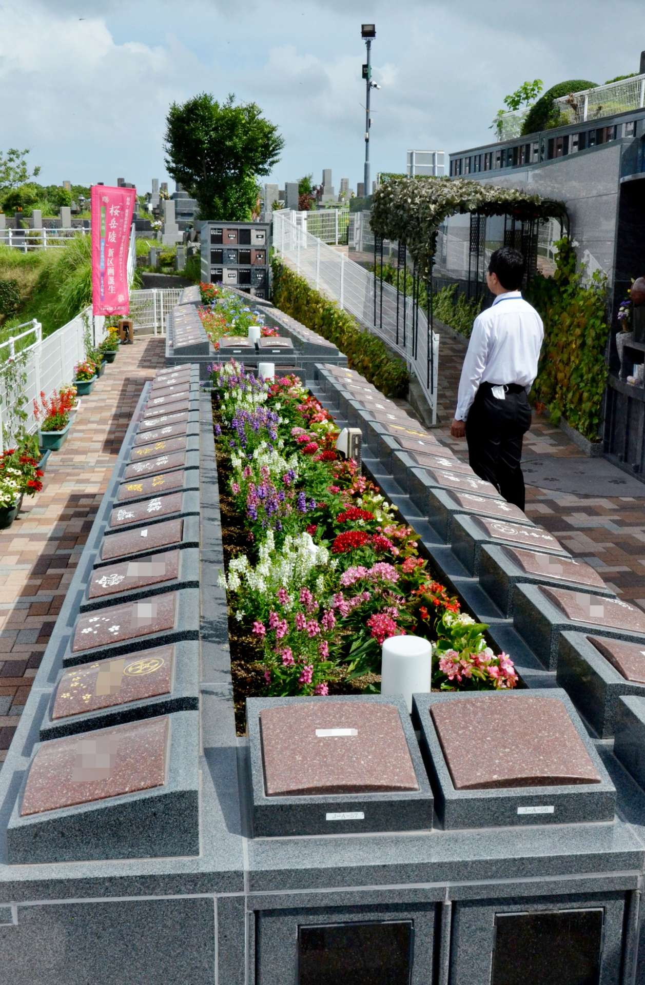 花壇を囲むように作られた樹木墓＝鹿児島市の新生田上霊園田上霊場（画像の一部を加工しています）
