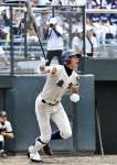 鹿児島実業高校３年の時、全国高校野球鹿児島県大会準々決勝で本塁打を放つ横田慎太郎さん＝２０１３年７月、県立鴨池球場