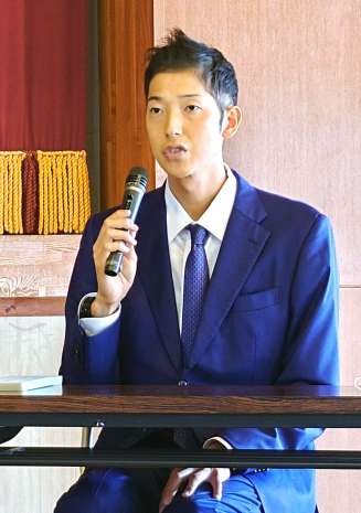 ２０２２年１１月、諦めず努力することの大切さを講演で訴える横田慎太郎さん＝姶良市の山田中学校