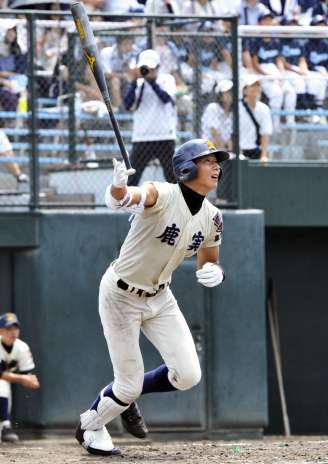 鹿児島実業高校３年の時、全国高校野球鹿児島県大会準々決勝で本塁打を放つ横田慎太郎さん＝２０１３年７月、県立鴨池球場